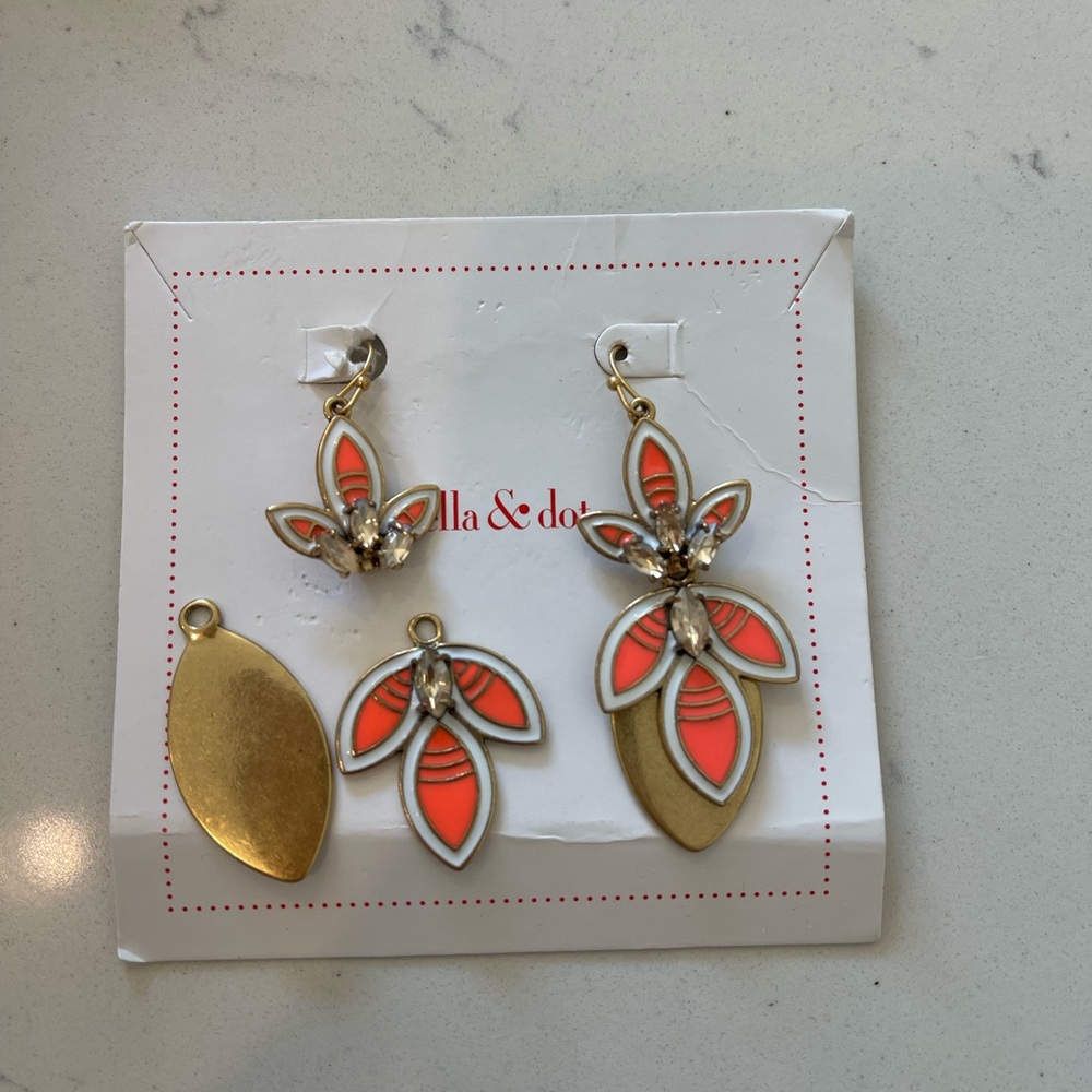 Stella and dot flower earring. Gold plated.